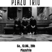 Ein schwarz/weiß Foto des Piazu Trios . Drei männlich gelesene Personen sitzen in einem holzgetäfelten Raum mit großen Spiegeln auf einer langen, gepolsterten Bank.