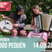 Ein Plakat, oben links das Logo der Welcome Music Session, als Hintergrund ein Foto mit Víctor Gutiérrez und Isidora Caroca auf einer Bank vor rankenden, grünen Gewächsen. Viktor spielt auf einer Trommel und schaut Isidora an, die ein Akkordeon spielt.